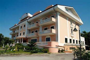 Hotel Residence Adria Rodi Garganico Exterior foto
